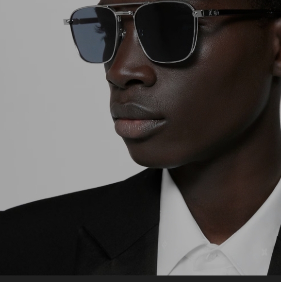 Shades/sunglasses - Picture 3 of 3